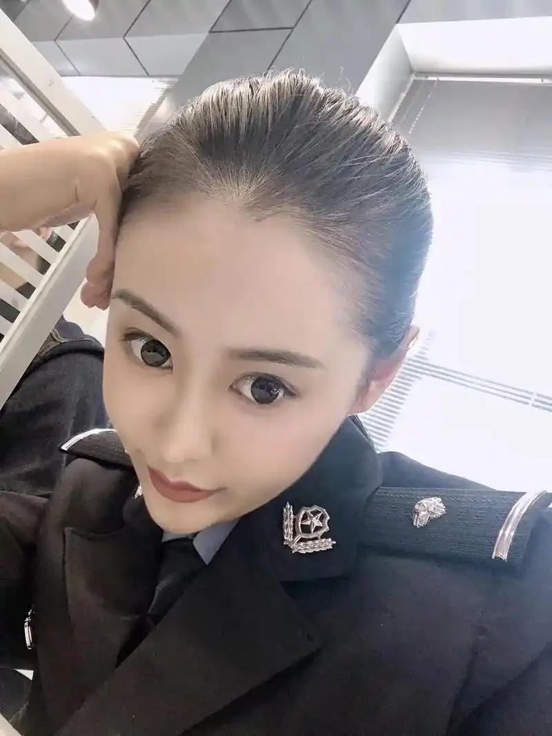女警察 #英姿飒爽 首先你要开心 剩下的无所谓 日子长长  - 抖音