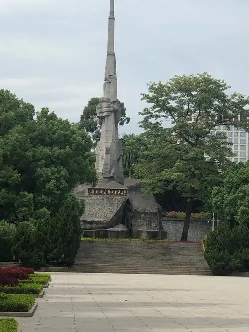 参观广州起义烈士陵园