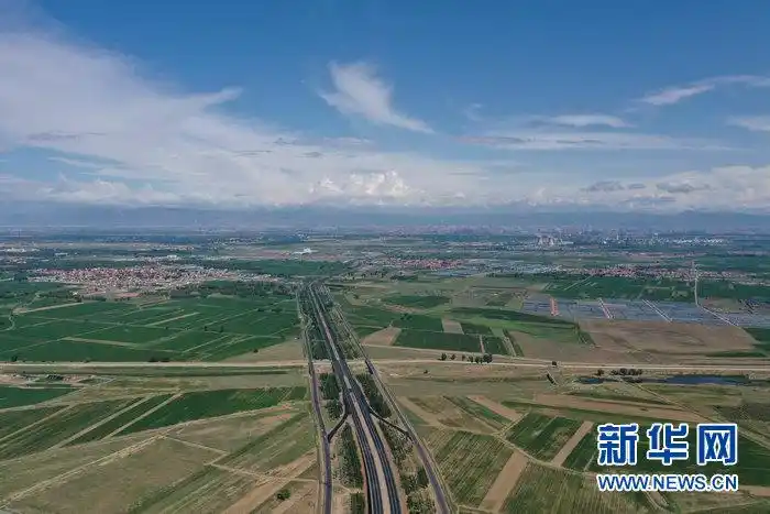 新华网呼和浩特7月5日电 5日上午,内蒙古和林格尔新区金盛快速路提升