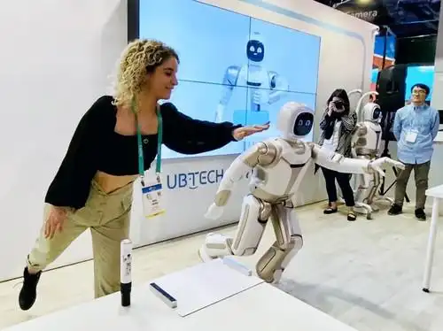 中国新型仿人服务机器人亮相国际消费电子展