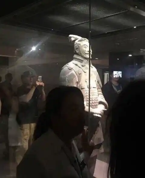 陈冠希独自一人参观兵马俑 被游客误认成赵本山