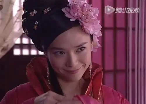 欣赏一下八仙全传中白牡丹的造型:头戴牡丹花,肩上绑一沐浴球