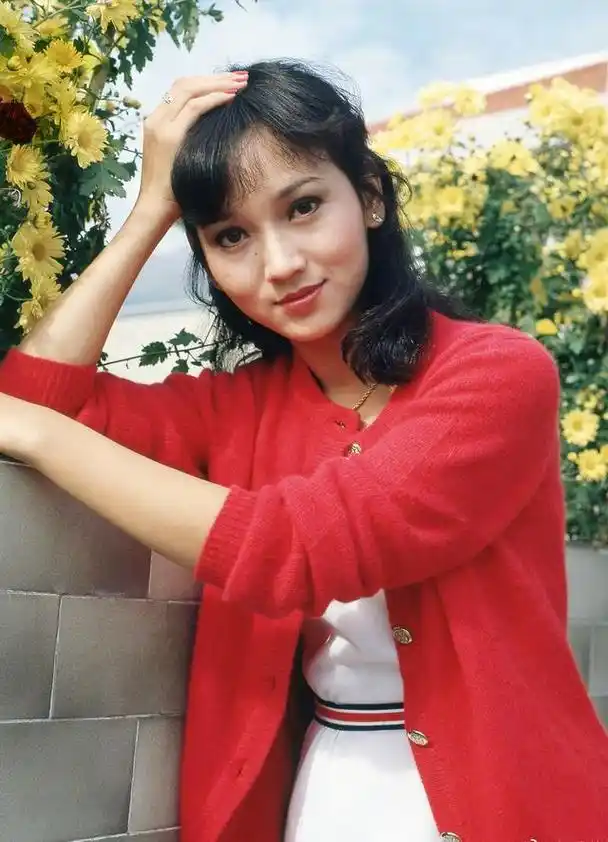 赵雅芝在自己的社交平台发了一组年轻时候的照片,这些都是70,80年代的
