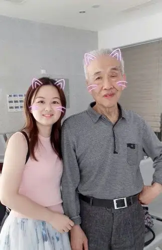 看,爷爷身体多棒,想象得出爷爷年轻时绝对是美女追逐的对象