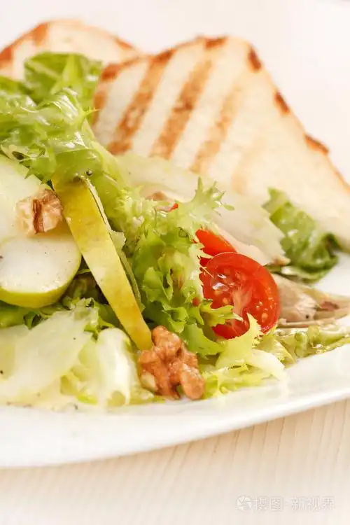 恺撒沙拉一道常见于桌边服务的传统沙拉有时候会被称做沙拉之王食材