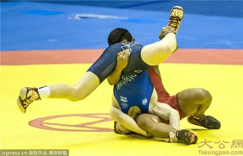 青奥会摔跤场最尴尬的镜头