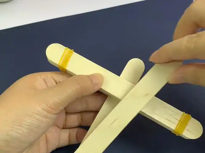 用冰棍制作简单的发射器,孩子可以玩起来#手工diy #自制玩具 #变废为