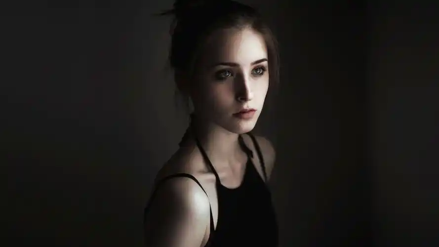 壁纸 黑裙子女孩在房间里 3840x2160 uhd 4k 高清壁纸, 图片, 照片