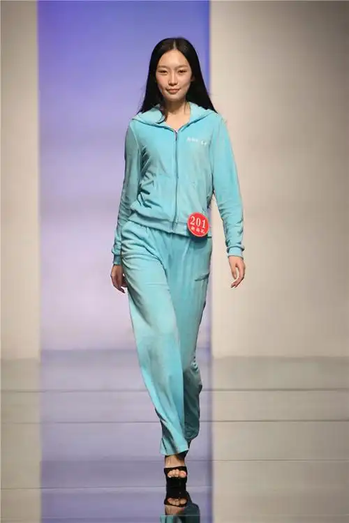 组图直击:高中生美女模特备战艺考_校园风采_哈尔滨新面孔模特学校_新