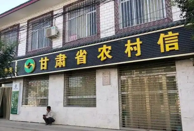 甘肃环县一乡镇现清一色黑底黄字门匾亮瞎眼图