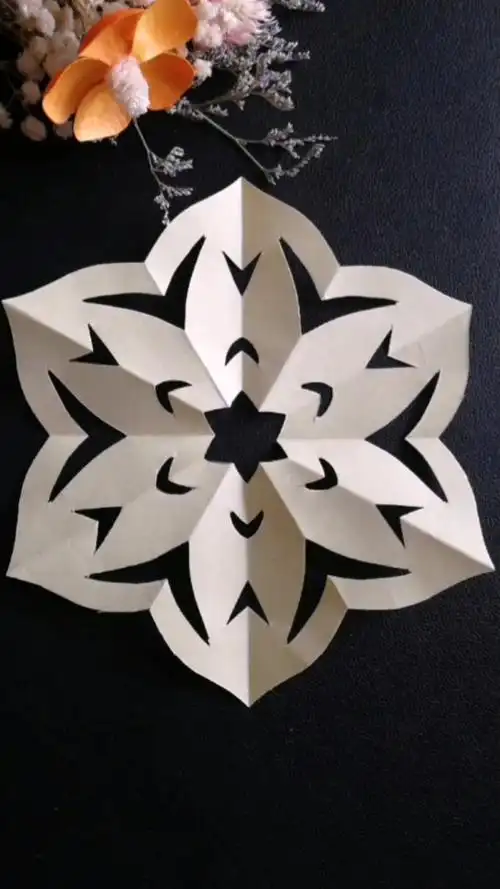 剪纸#手工剪纸六角窗花荷花