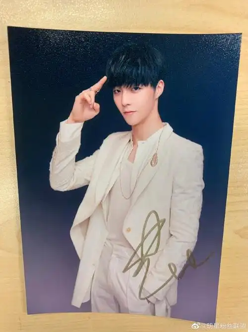 陈立农亲笔签名照在这里呦关注@明星粉丝联盟并带#潮流星品大赏#转发