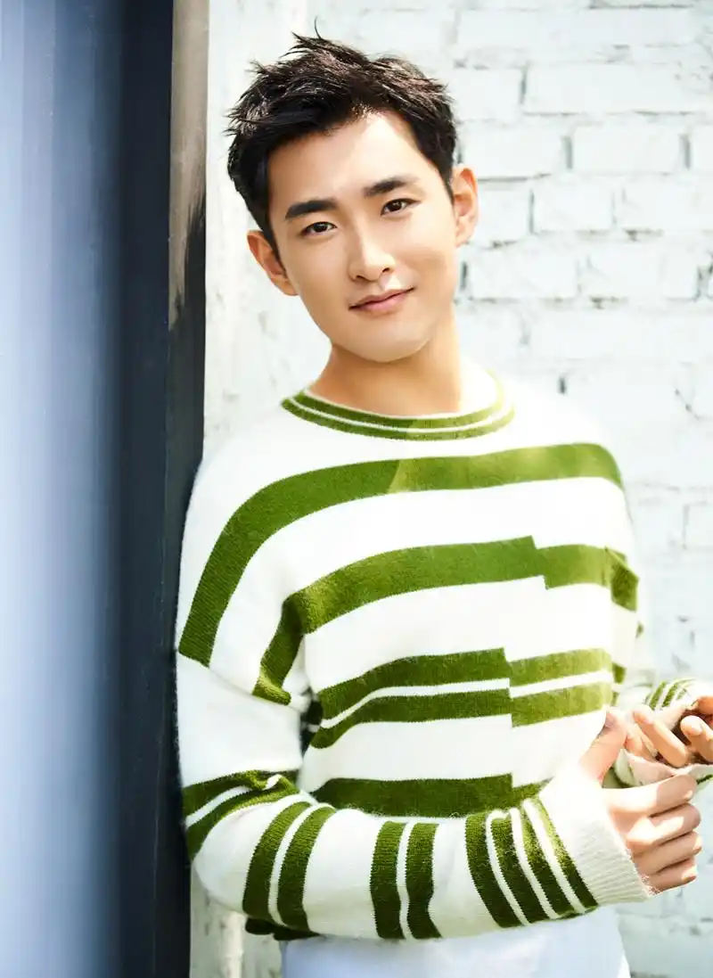 王彦霖曝早秋写真 阳光清新展高暖微笑