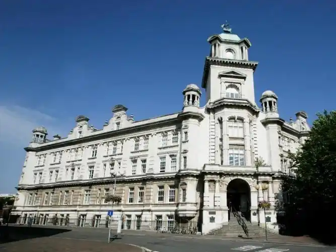 朴次茅斯大学|毕业生薪资增长的最佳英国大学,tef教学质量金奖!