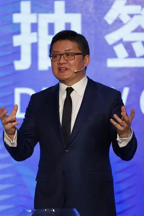 2月9日,央视主持人张斌在抽签仪式上讲话.