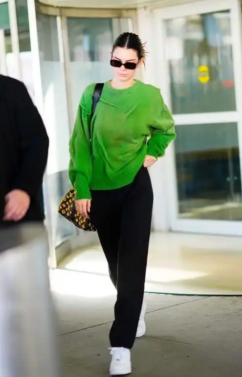 这一套就是被网友戏称为"菜青虫"的搭配,整套亮闪荧光绿色上衣加裤装