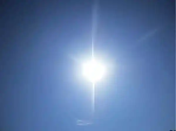 火辣辣的太阳照着( )的脸