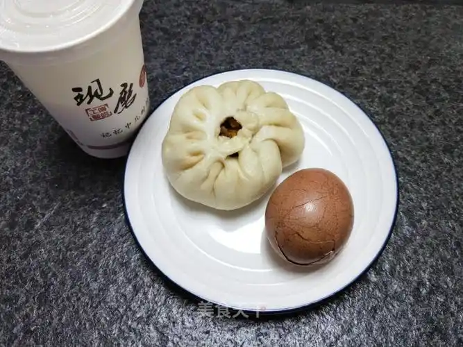 早餐# 包子,茶叶蛋,豆浆.