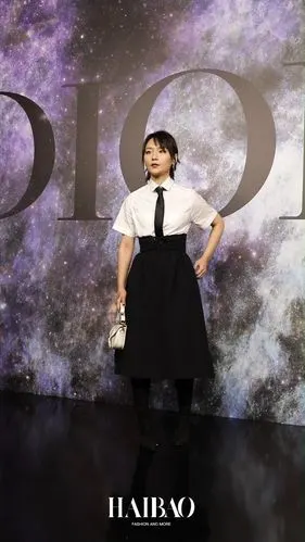 笔笔@周笔畅 身穿白色衬衫 黑色伞裙出席dior