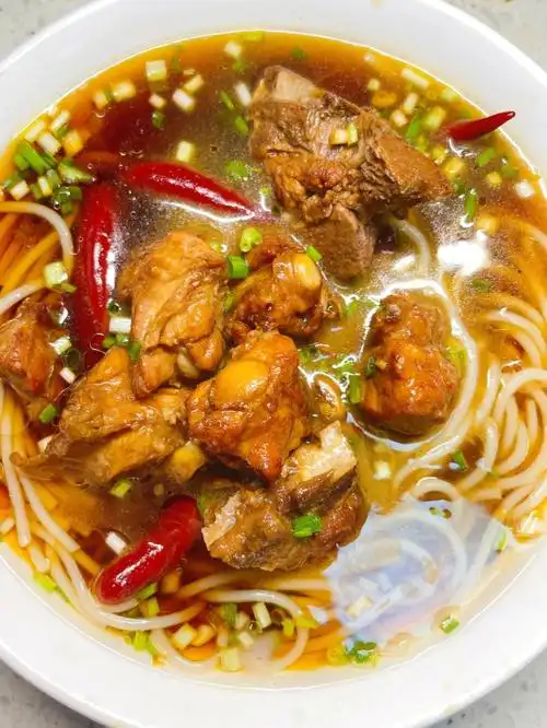 符哥今日-红烧排骨粉-准备食材:米粉,冰糖,排骨,姜蒜,干辣椒,八角