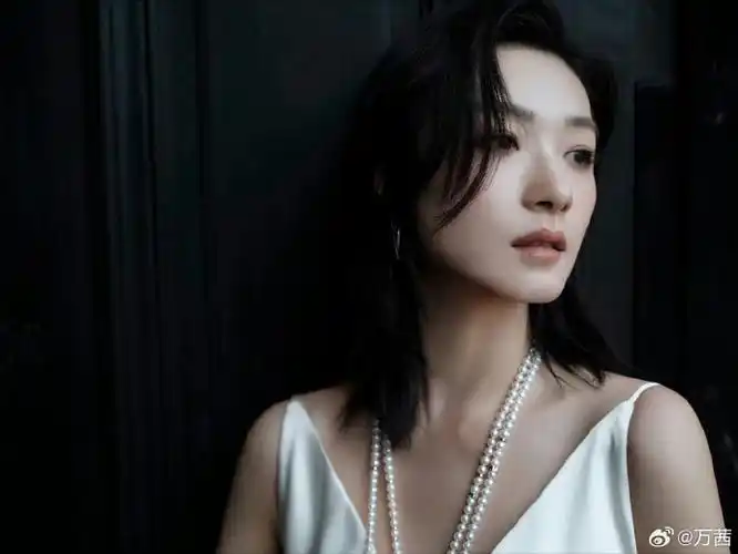 万茜白月光造型