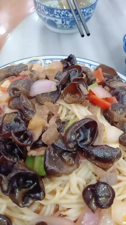 木耳炒牛盖浇面