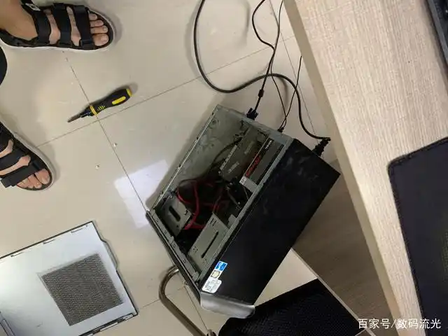 到单位去修电脑,当着老板的面谎报电脑故障,我吓得腿都软了!