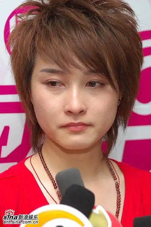 图文:超女长沙唱区决赛--冠军厉娜眼眶红肿