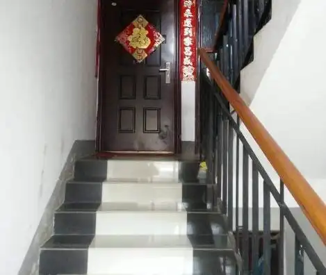 大门避免正对电梯,墙角,向下楼梯