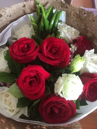 6朵红玫瑰,六朵白玫瑰,里面还有一把辣椒