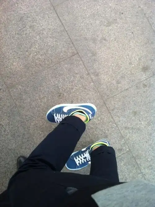 她说她喜欢男生穿好看的鞋子,露出脚踝