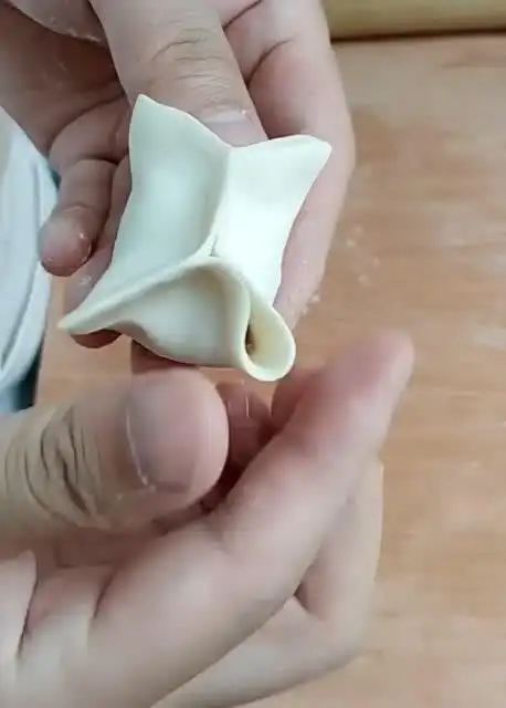 换种方法包饺子,跟着视频这样做,双手简单一捏,不露馅也不破皮