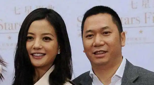 对于赵薇来说,黄晓明虽然是位知名演员,身价也同样不菲,但是在她看来