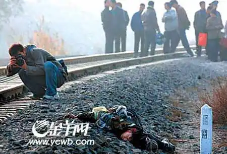 新疆两男孩网吧通宵上网 睡铁轨旁一死一伤(图)