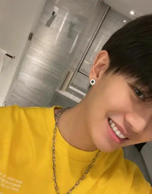 任嘉伦九宫格怼脸自拍照##任嘉伦说今天是2021的第320天