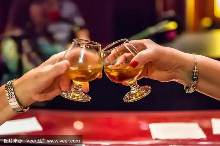 两个女人的手在酒吧碰杯.