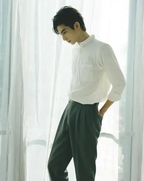 宋威龙少年感穿搭白衬衣球鞋干净清爽