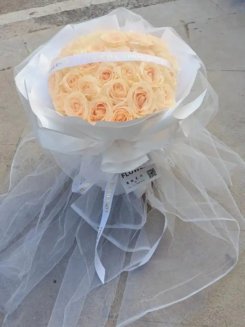 我的花店日常 #鱼嘴花店#33朵香槟花束香槟玫瑰花语: - 抖音