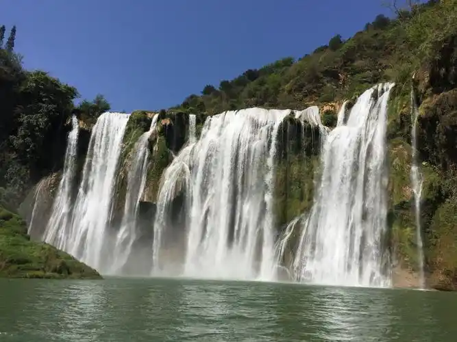 九龙瀑布群位于云南省曲靖市罗平县城东北的九龙河上.
