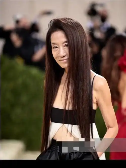 72岁王薇薇又强行扮嫩了!