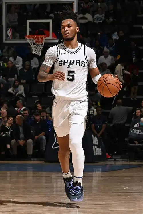 马刺代理主帅:卡斯尔进步最大的地方在于对比赛的理解