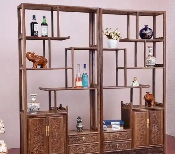 不过是客厅装了个博古架隔断柜结果门槛都快被邻居踩烂了