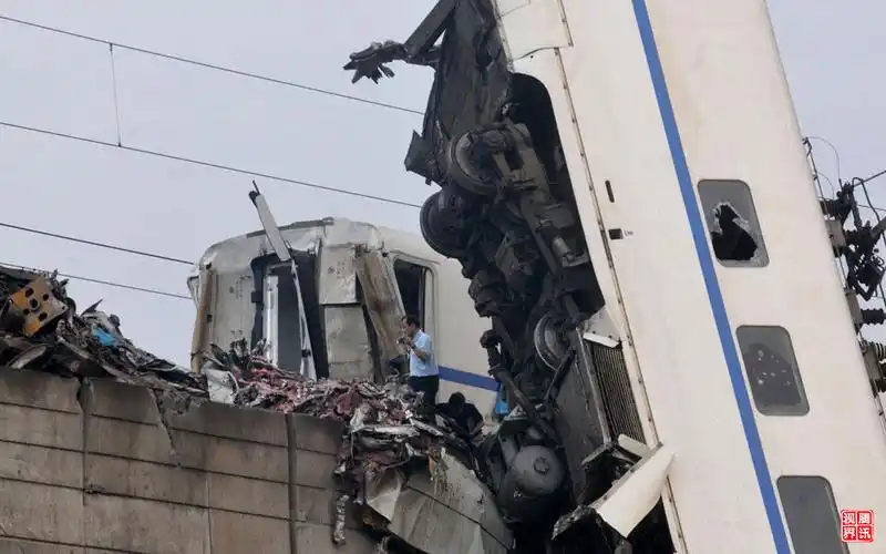 温州动车追尾事故线路已经匆匆恢复通车 和谐号死亡动车遇难者安息