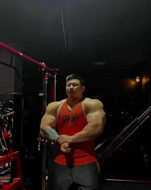 专业健美运动员满身肌肉大块头一看就是实力在线