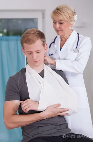 手上缠着绷带人