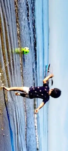 三亚湾海边欢乐多孩子们戏水瞬间拍