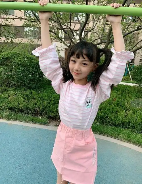 小山竹越长越好看,网友为她担心:浓妆艳抹,完全没