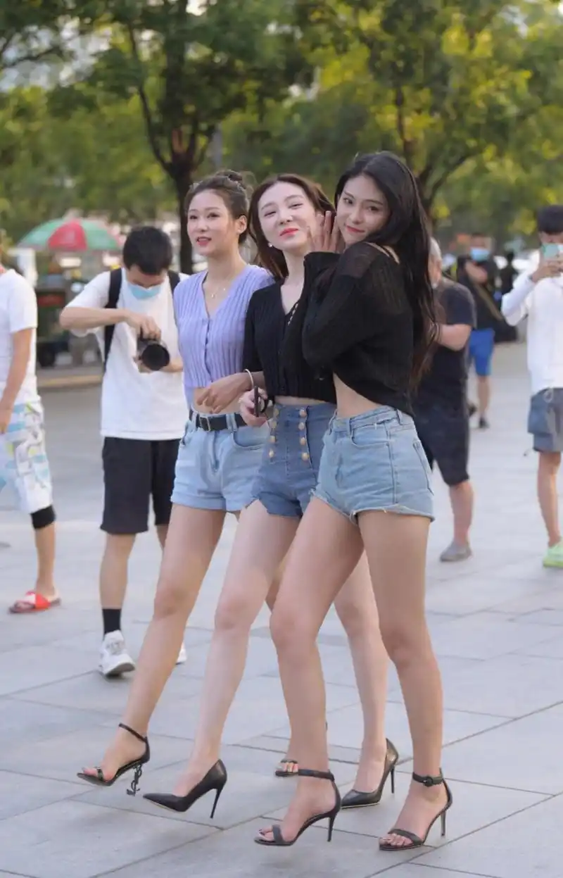 时尚靓丽的翘臀美女#日常穿搭# #时尚街拍美女