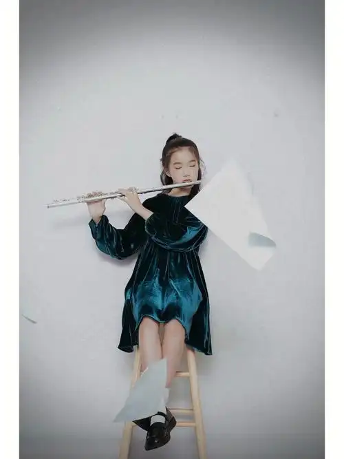 快10岁的长笛女孩