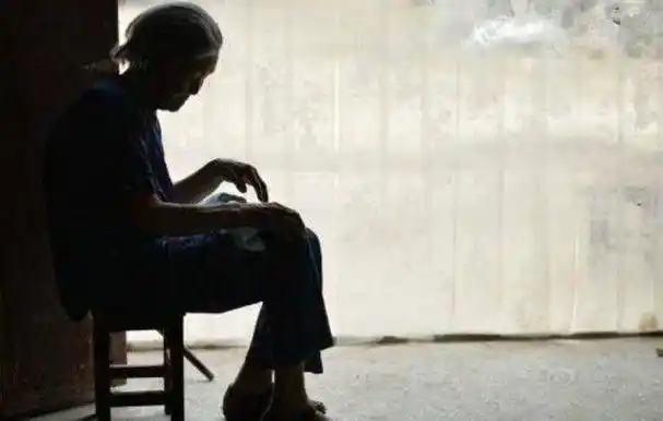 独居老人晚年凄凉但这似乎现在成了一件十分普遍的现象